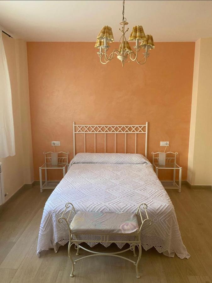 Hostal Sara Villafeliche Bagian luar foto