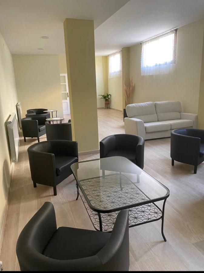 Hostal Sara Villafeliche Bagian luar foto